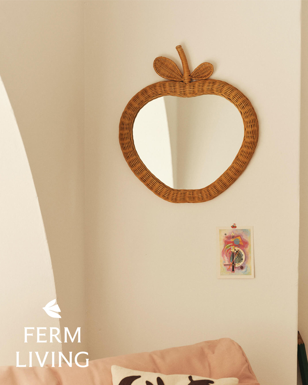 Ferm Living 林檎と洋梨の形の編み込みラタンミラー
