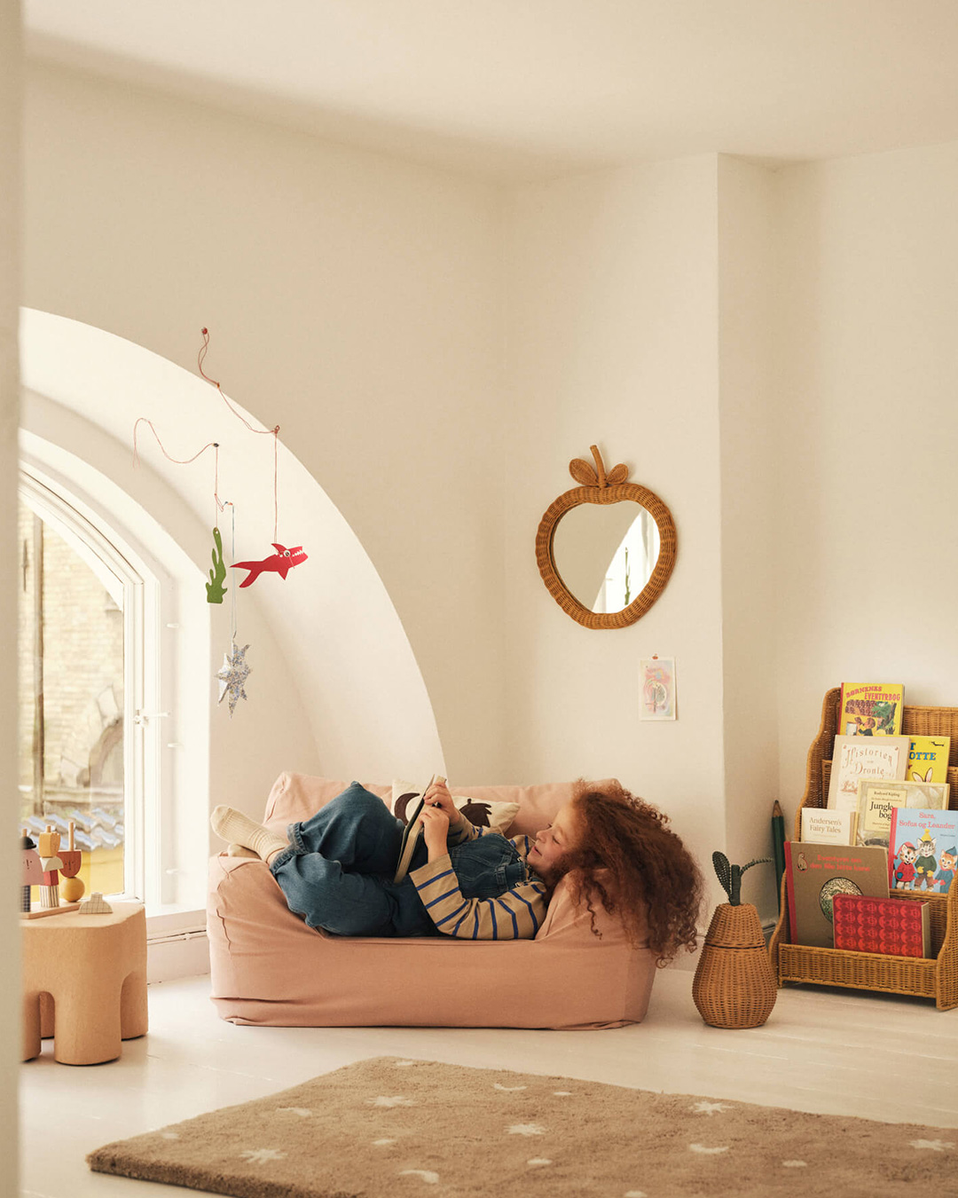 Ferm Living 林檎と洋梨の形の編み込みラタンミラー