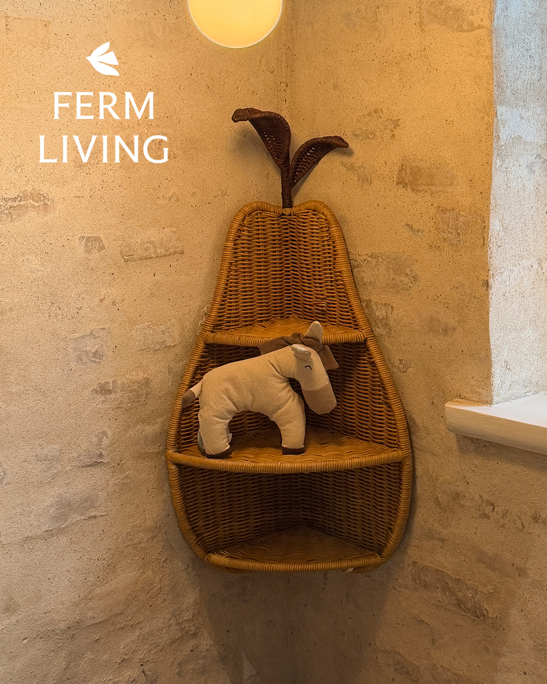 Ferm Living(ファームリビング) 洋梨の形の編み込みラタンコーナーシェルフ
