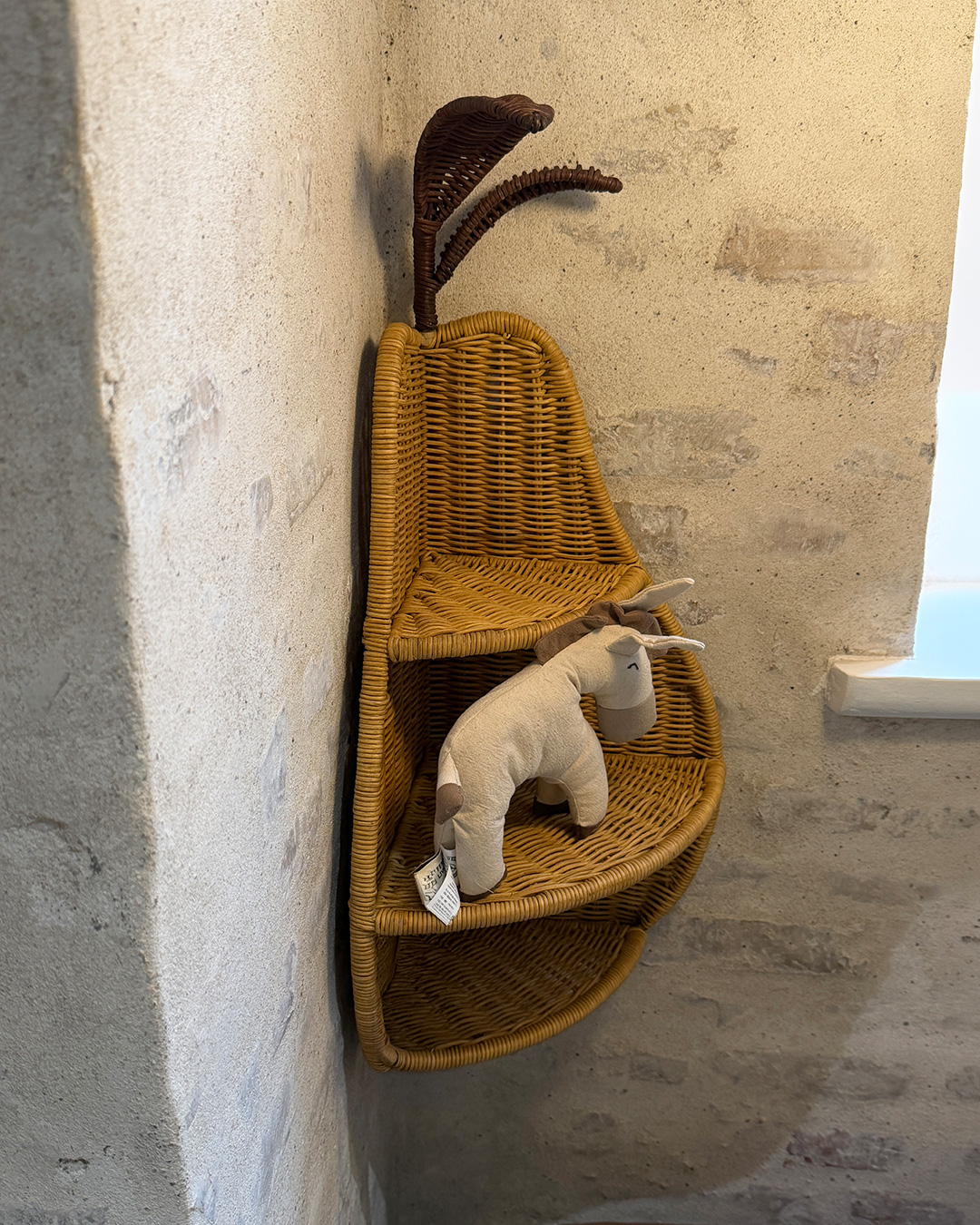 Ferm Living(ファームリビング) 洋梨の形の編み込みラタンコーナーシェルフ